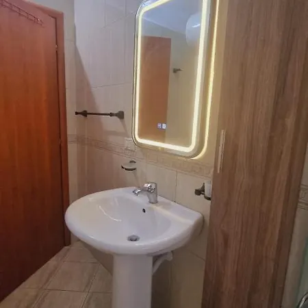 Liqeni Thate, * Tiran